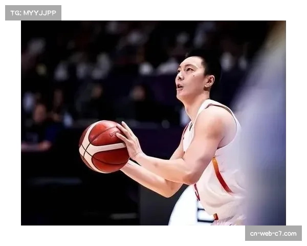 胡明轩意外扭伤脚踝，被搀扶离场接受检查